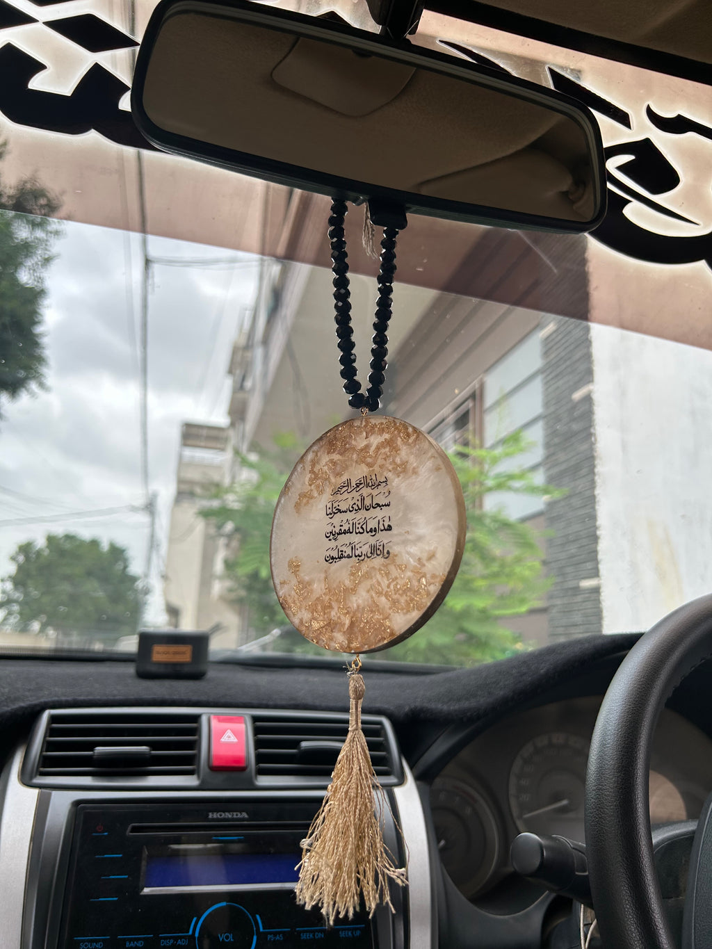 Premium White & Gold Resin Car Hanging – Safar Ki Dua Islamic OrnamentPremium Resin Islamic Car Hanging  White & Gold Safar Ki Dua Ornament,