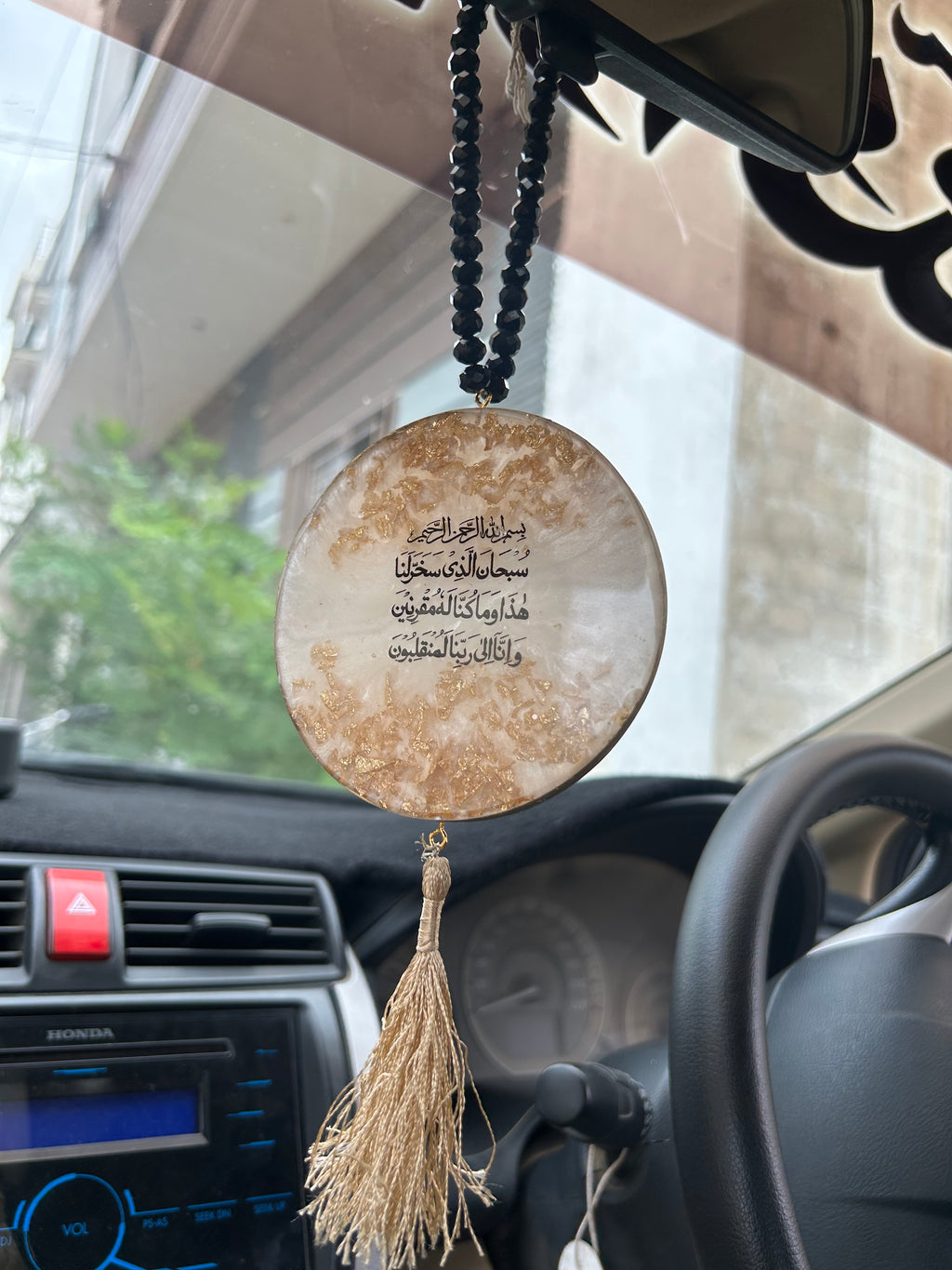 Premium White & Gold Resin Car Hanging – Safar Ki Dua Islamic OrnamentPremium Resin Islamic Car Hanging  White & Gold Safar Ki Dua Ornament,