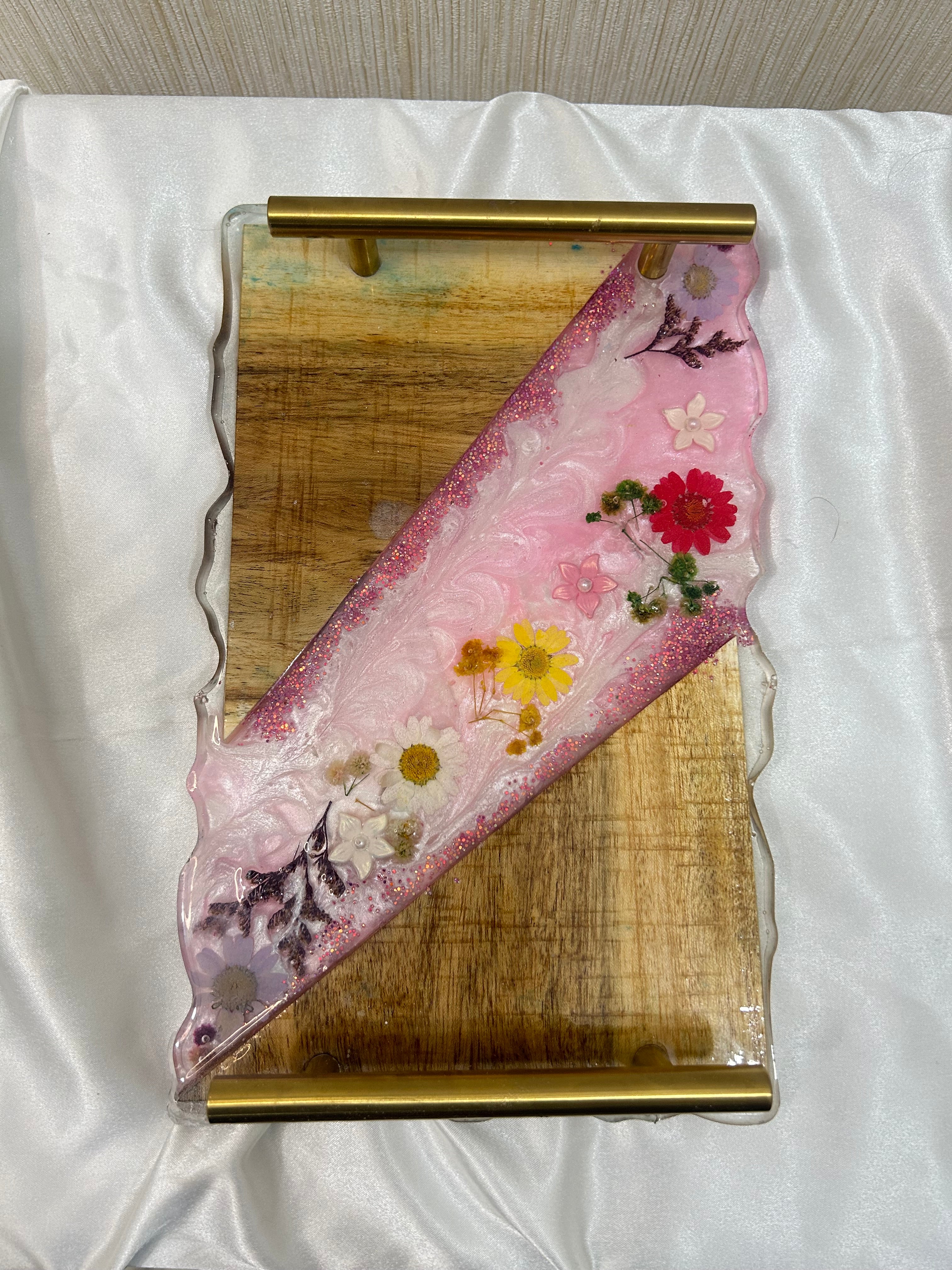 Decorative resin tray with real pressed flowers and wood in pink colour. Mother’s Day gift, Wedding gift, hostess gift, bridesmaid gift, etc