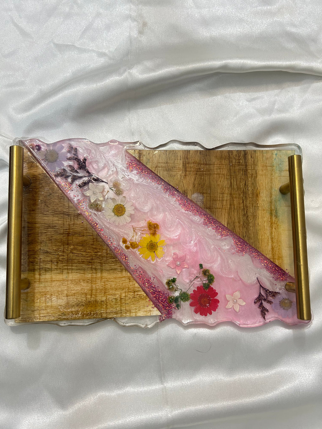 Decorative resin tray with real pressed flowers and wood in pink colour. Mother’s Day gift, Wedding gift, hostess gift, bridesmaid gift, etc