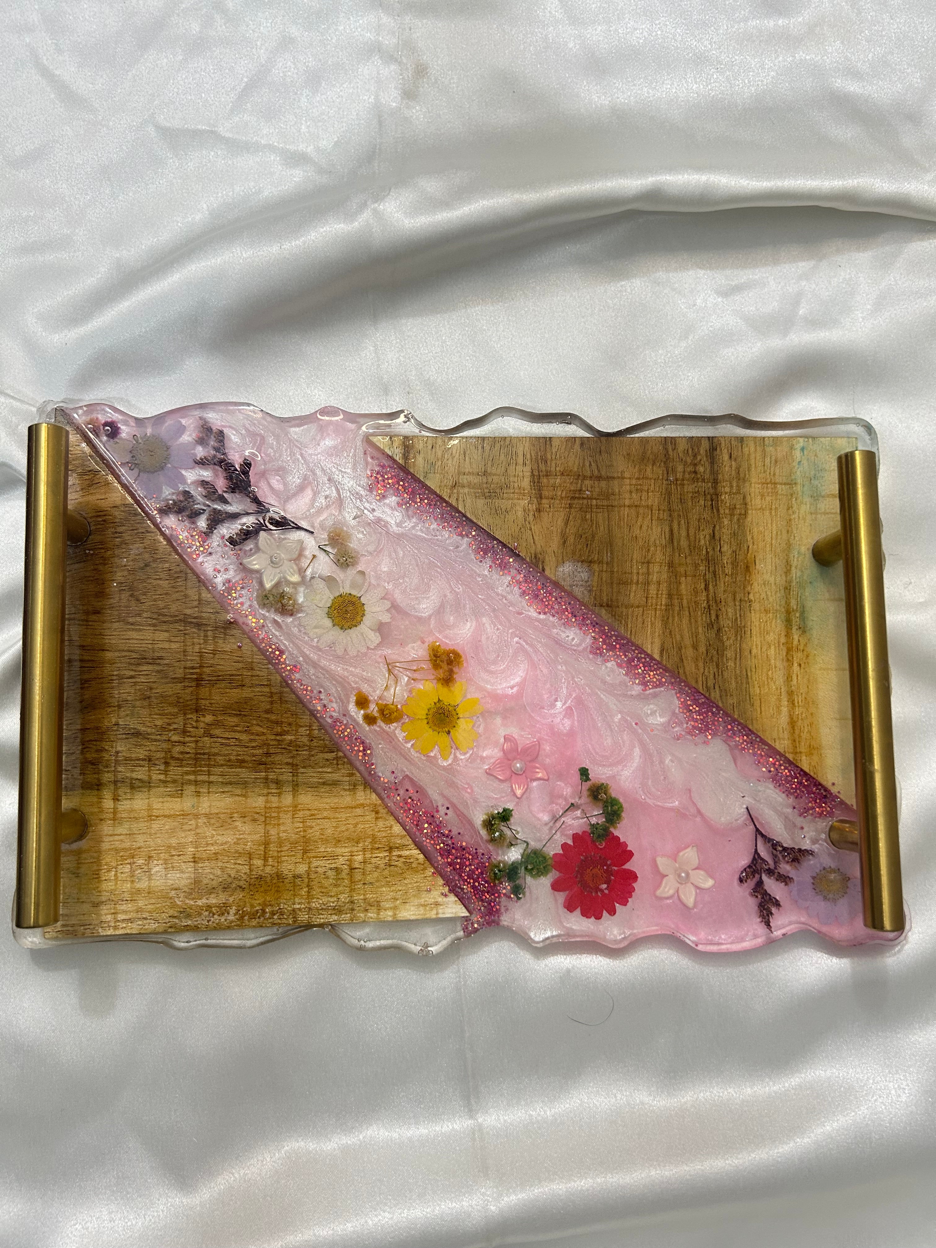 Decorative resin tray with real pressed flowers and wood in pink colour. Mother’s Day gift, Wedding gift, hostess gift, bridesmaid gift, etc