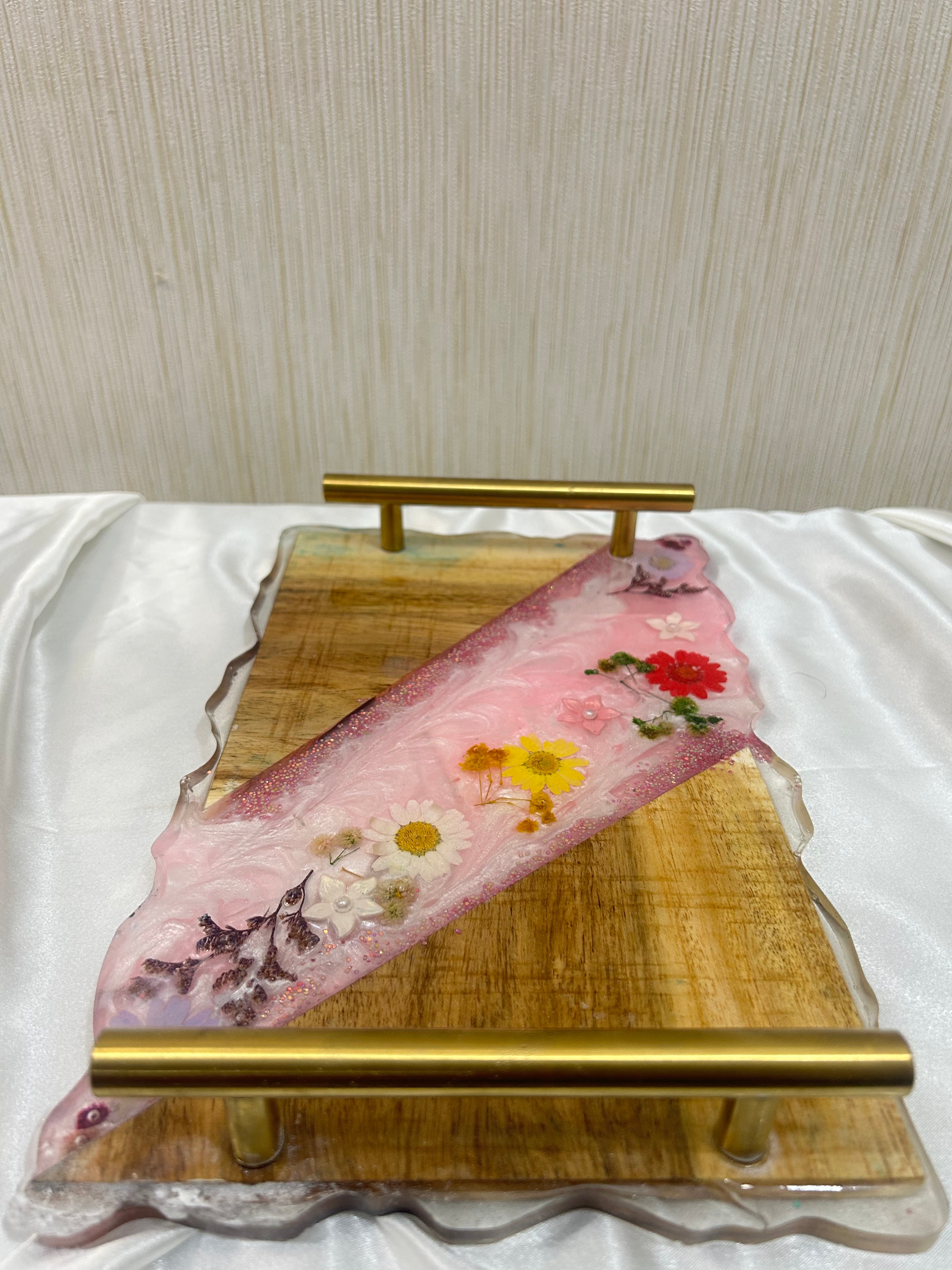 Decorative resin tray with real pressed flowers and wood in pink colour. Mother’s Day gift, Wedding gift, hostess gift, bridesmaid gift, etc