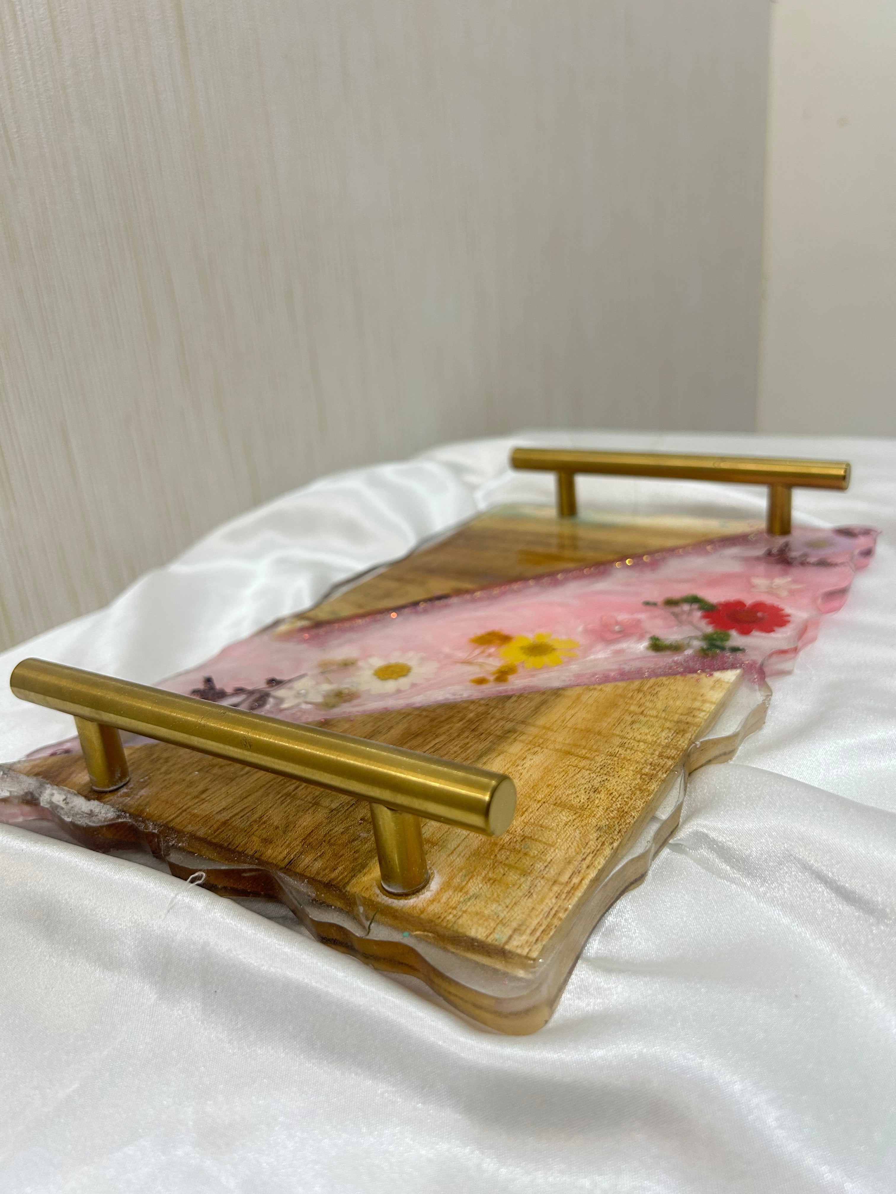 Decorative resin tray with real pressed flowers and wood in pink colour. Mother’s Day gift, Wedding gift, hostess gift, bridesmaid gift, etc