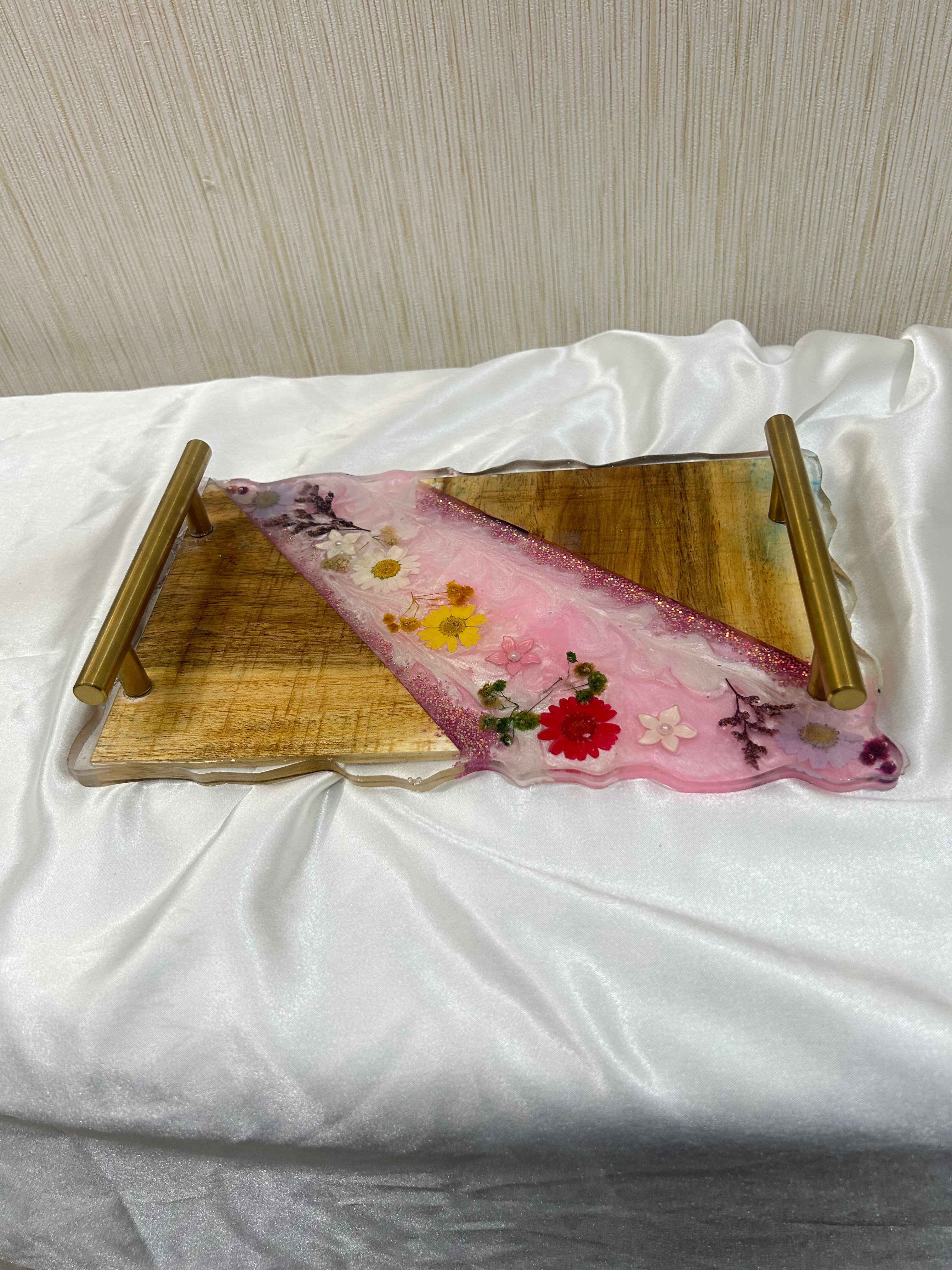 Decorative resin tray with real pressed flowers and wood in pink colour. Mother’s Day gift, Wedding gift, hostess gift, bridesmaid gift, etc
