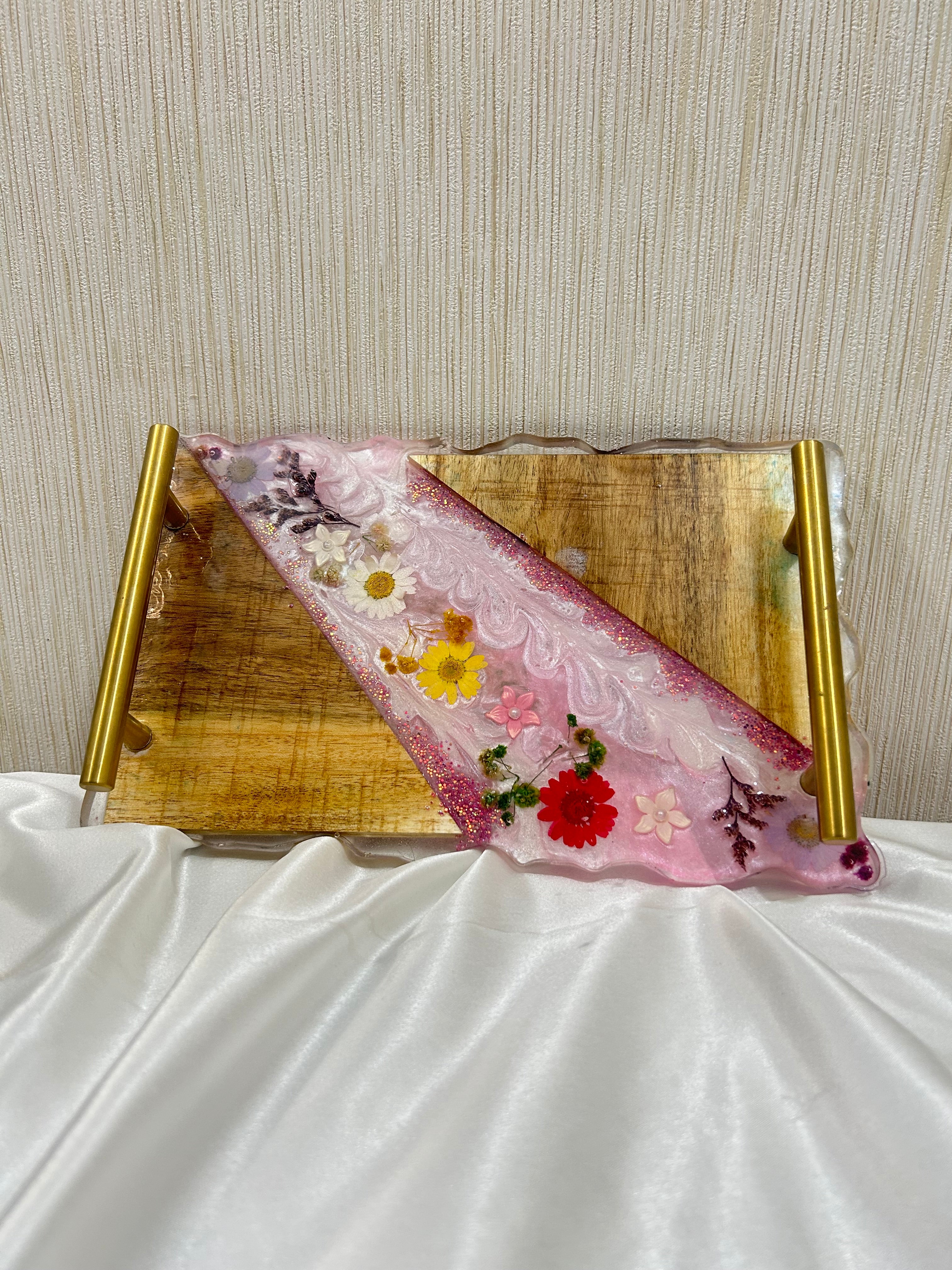Decorative resin tray with real pressed flowers and wood in pink colour. Mother’s Day gift, Wedding gift, hostess gift, bridesmaid gift, etc