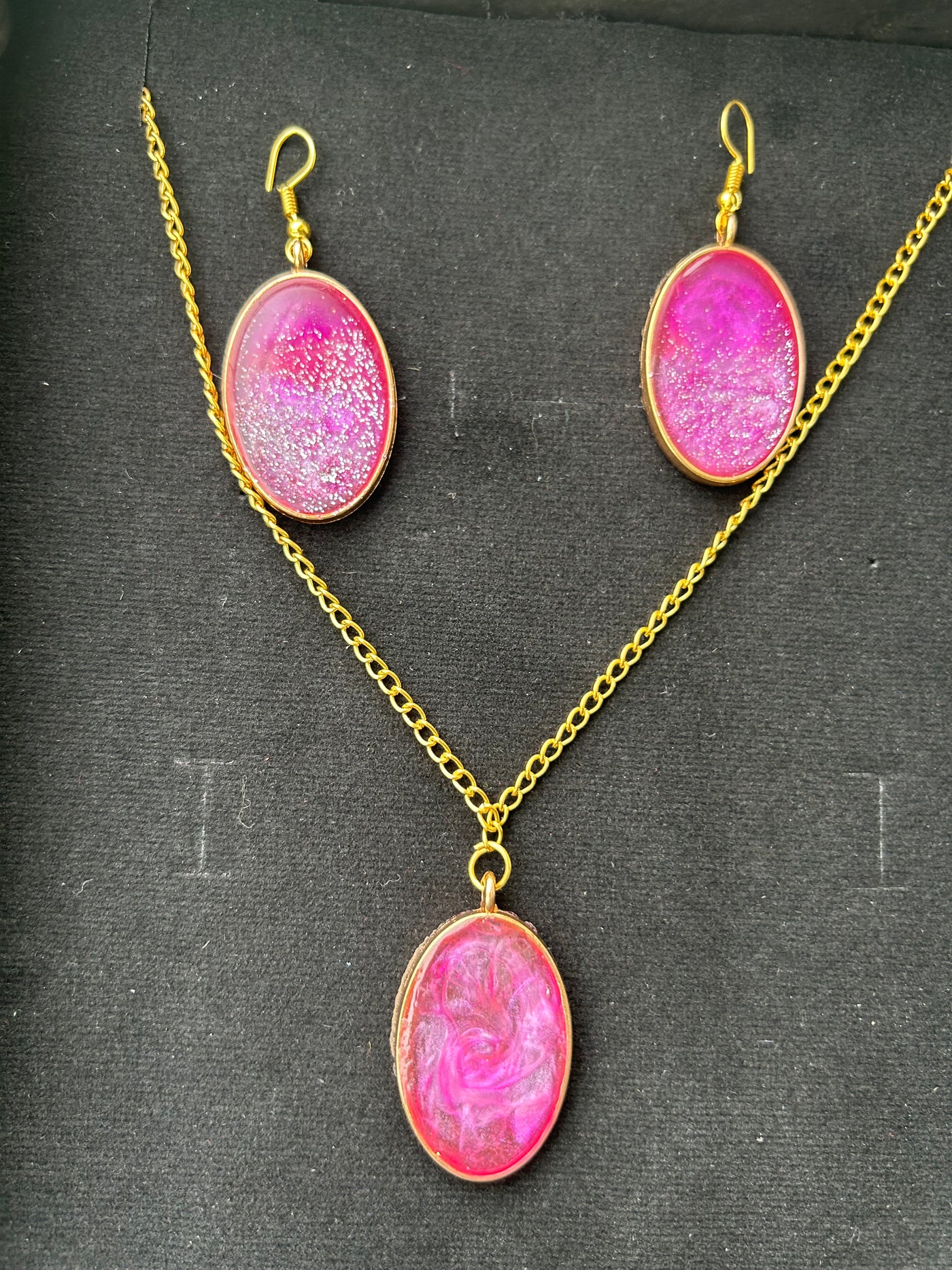 Elegant Pink Resin Locket Chain & Earrings Set – Shiny Finish