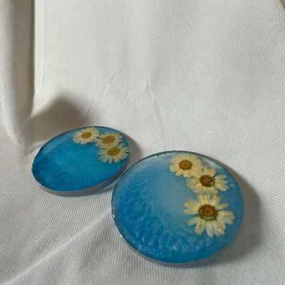 Sea Blue Resin Tea Coaster Set – Round Shape with Real white Preserved Flowers (2 Pieces)