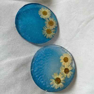 Sea Blue Resin Tea Coaster Set – Round Shape with Real white Preserved Flowers (2 Pieces)