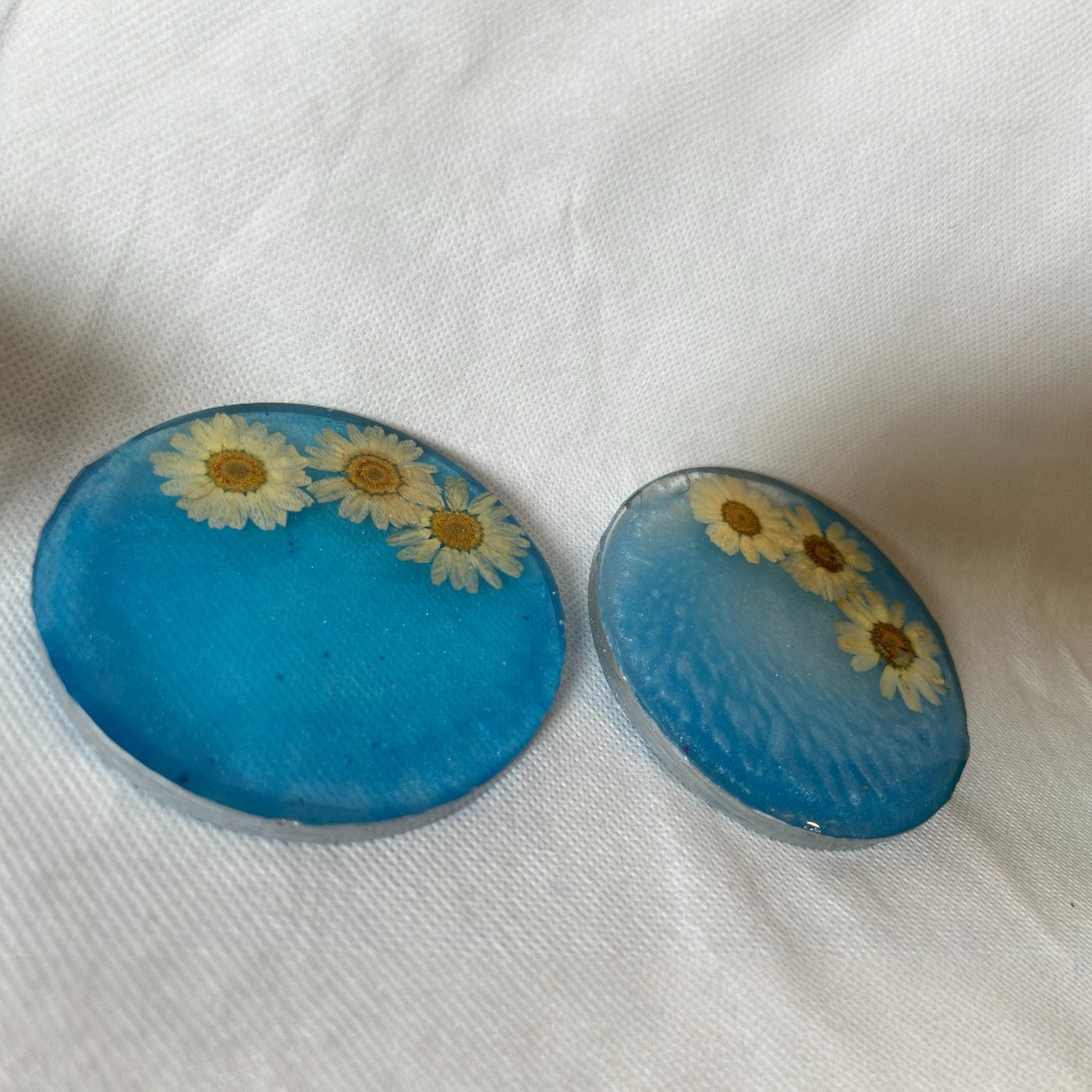 Sea Blue Resin Tea Coaster Set – Round Shape with Real white Preserved Flowers (2 Pieces)