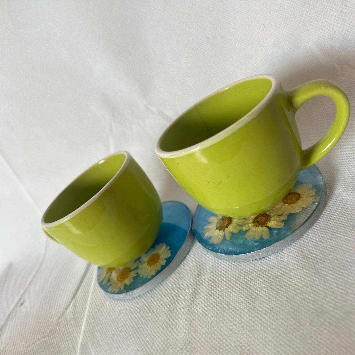 Sea Blue Resin Tea Coaster Set – Round Shape with Real white Preserved Flowers (2 Pieces)