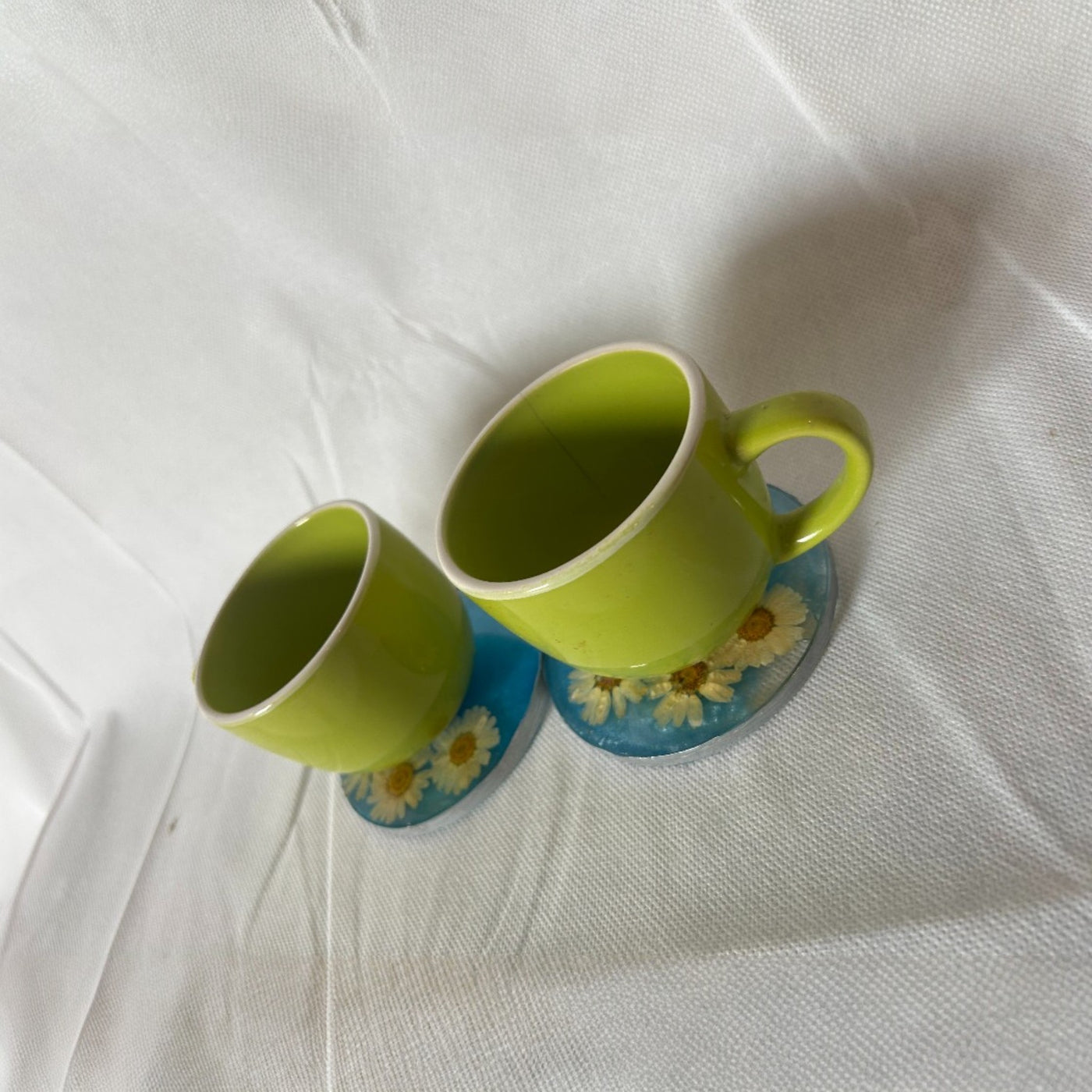 Sea Blue Resin Tea Coaster Set – Round Shape with Real white Preserved Flowers (2 Pieces)