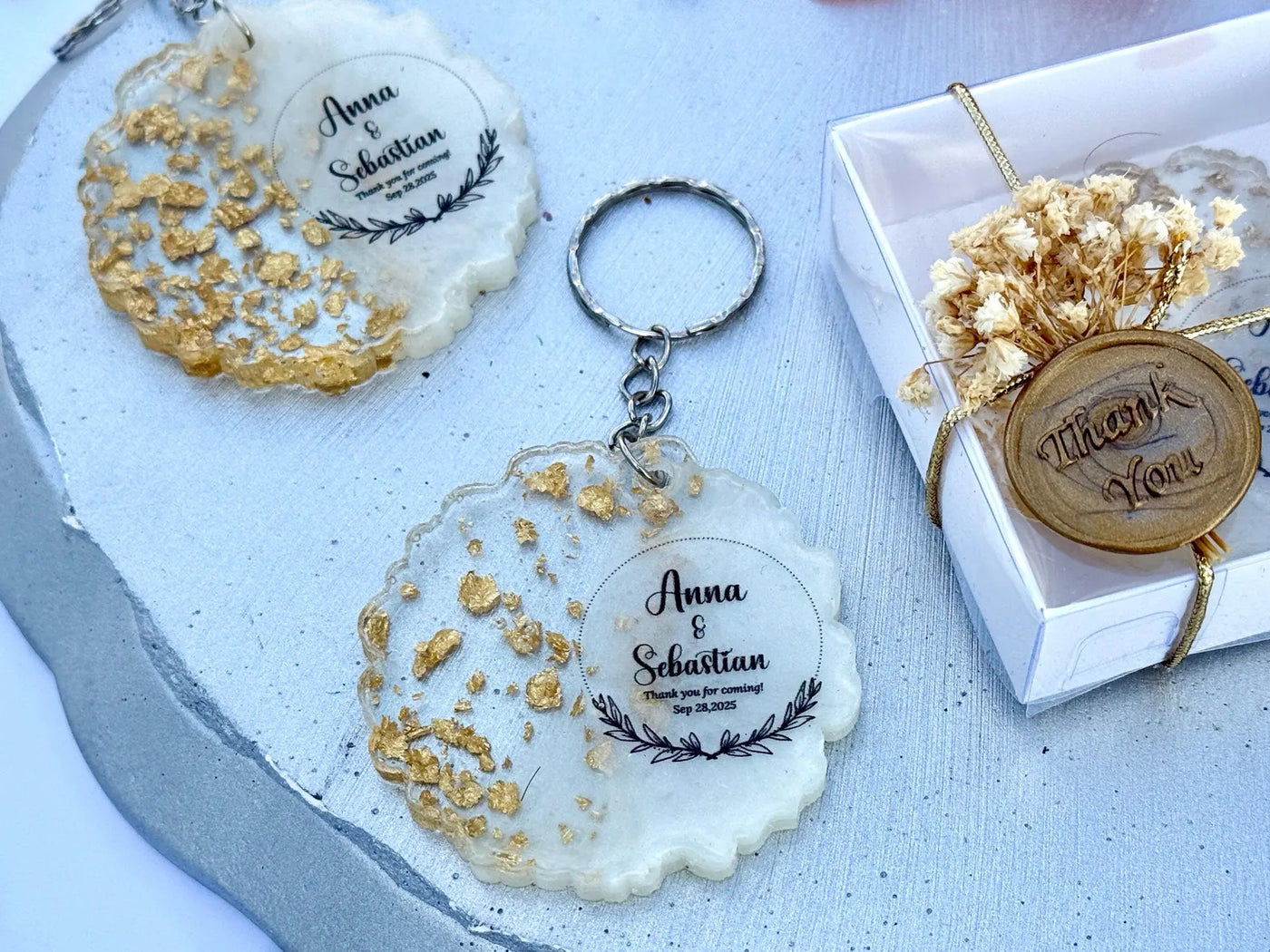 Personalized Resin Wedding Keychain Favor with Gold Flakes – Custom Name Gift for Guests | Elegant Thank You Souvenir | Bridal Shower or Event Keepsake