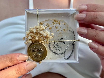 Personalized Resin Wedding Keychain Favor with Gold Flakes – Custom Name Gift for Guests | Elegant Thank You Souvenir | Bridal Shower or Event Keepsake