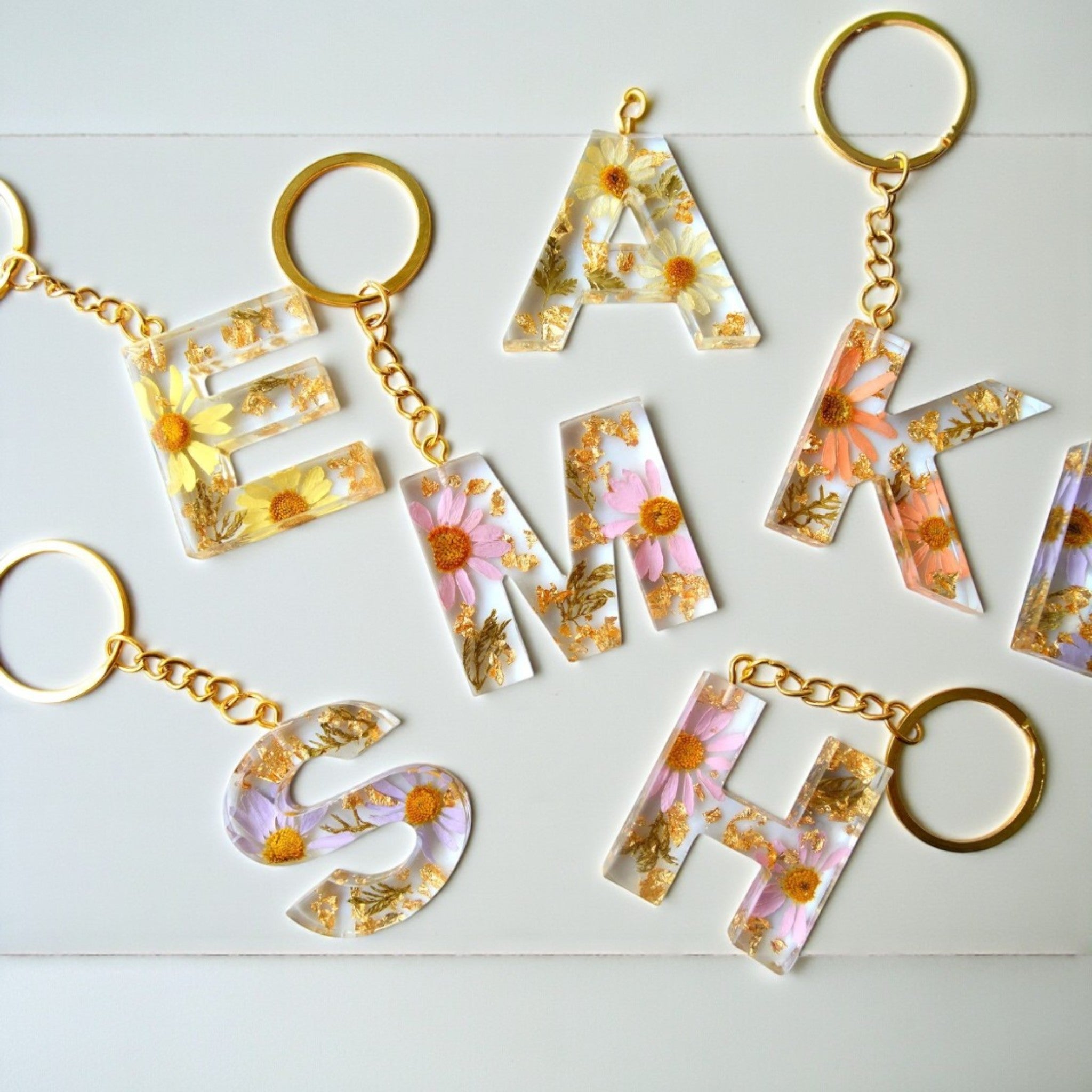 Personalised Daisy Floral Resin Letter Keychain Custom Resin Flower Initial Keyring, Customizable Key Chain, Bridesmaid Proposal Gifts