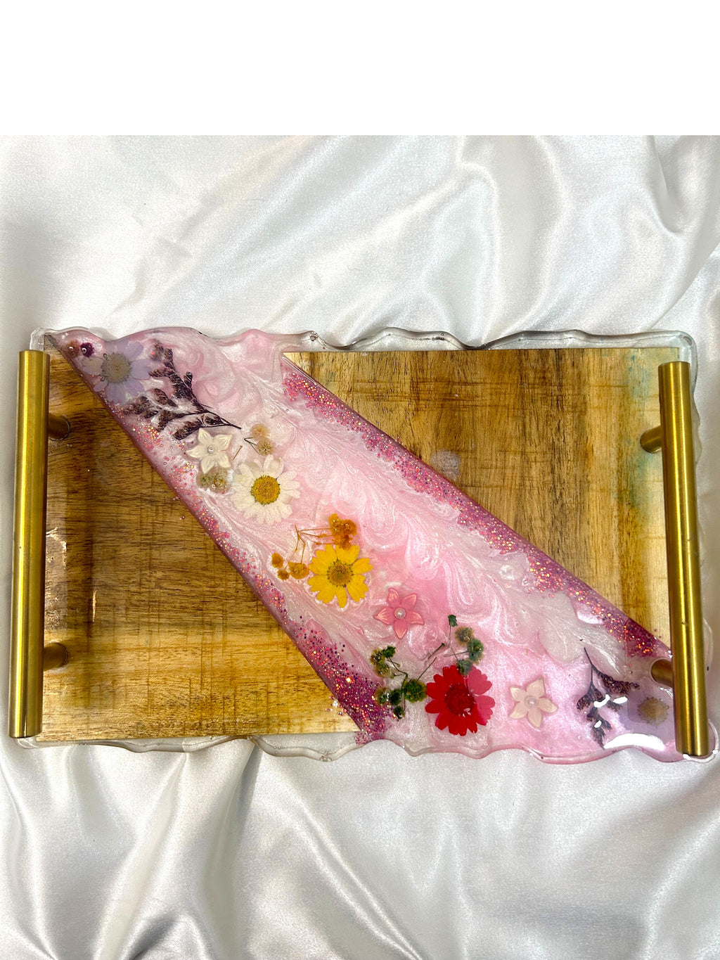 Decorative resin tray with real pressed flowers and wood in pink colour. Mother’s Day gift, Wedding gift, hostess gift, bridesmaid gift, etc