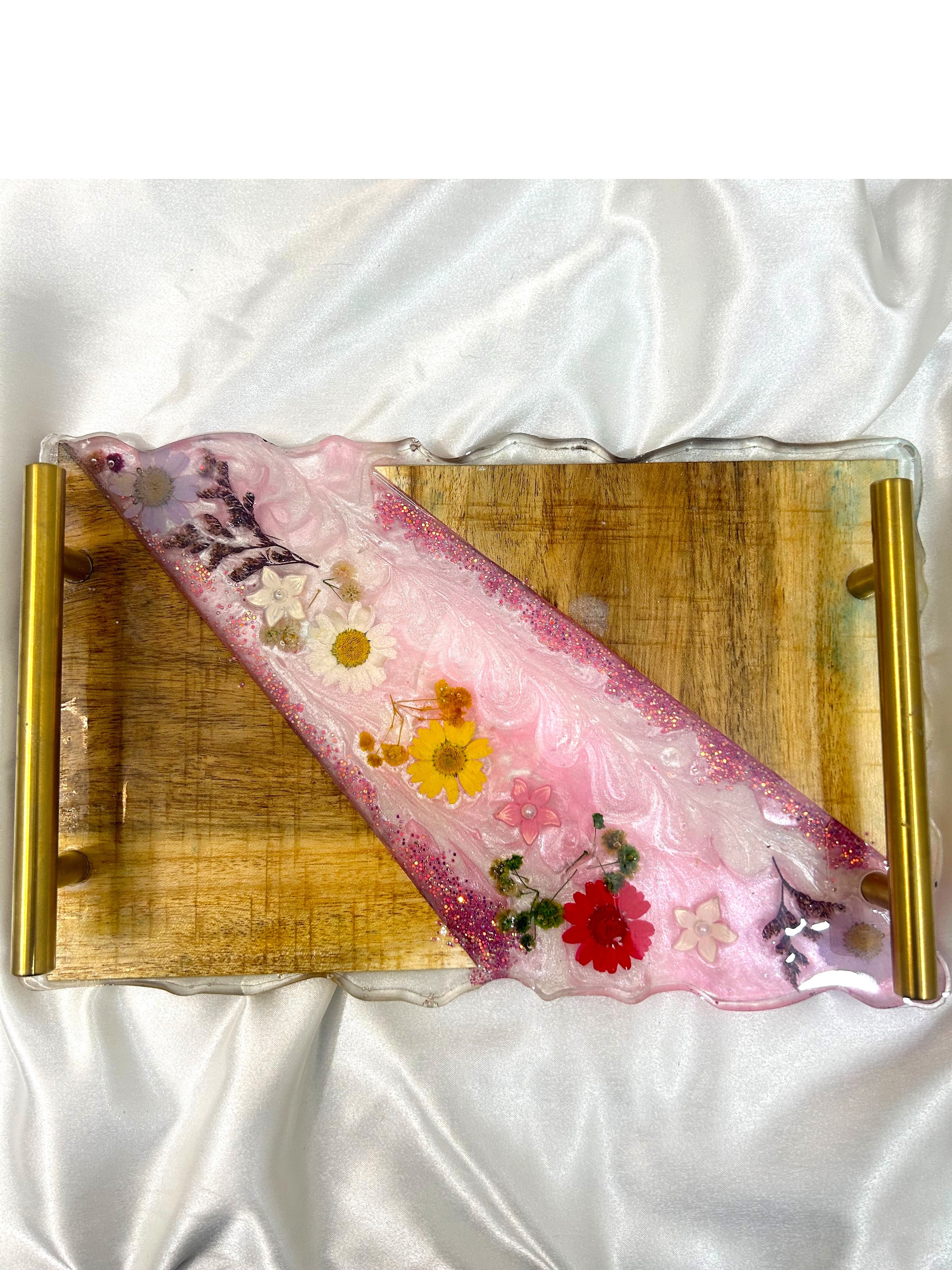Decorative resin tray with real pressed flowers and wood in pink colour. Mother’s Day gift, Wedding gift, hostess gift, bridesmaid gift, etc